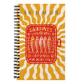 Un design unique : Carnet de notes sur le thème des sardines dans l'huile d'olive pour l'été. 
Couverture jaune et rouge avec illustrations de sardines stylisées. 
Ouvert sur une table en bois avec tapas : sardines grillées, pain, ail, citron, sel, herbes. 
Style rétro et unique.
