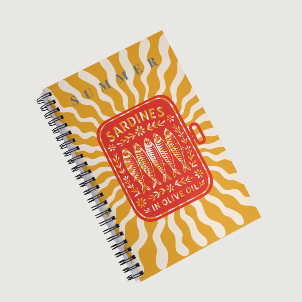 Un design unique : Carnet de notes sur le thème des sardines dans l'huile d'olive pour l'été. 
Couverture jaune et rouge avec illustrations de sardines stylisées. 
Ouvert sur une table en bois avec tapas : sardines grillées, pain, ail, citron, sel, herbes. 
Style rétro et unique.