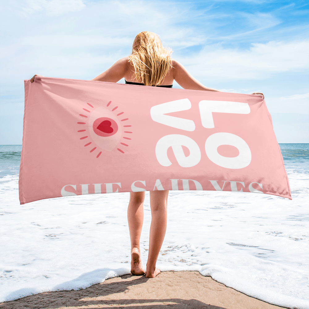 Serviette de plage rose avec inscription She Said Yes, cadeau idéal pour un EVJF chic et tendance.