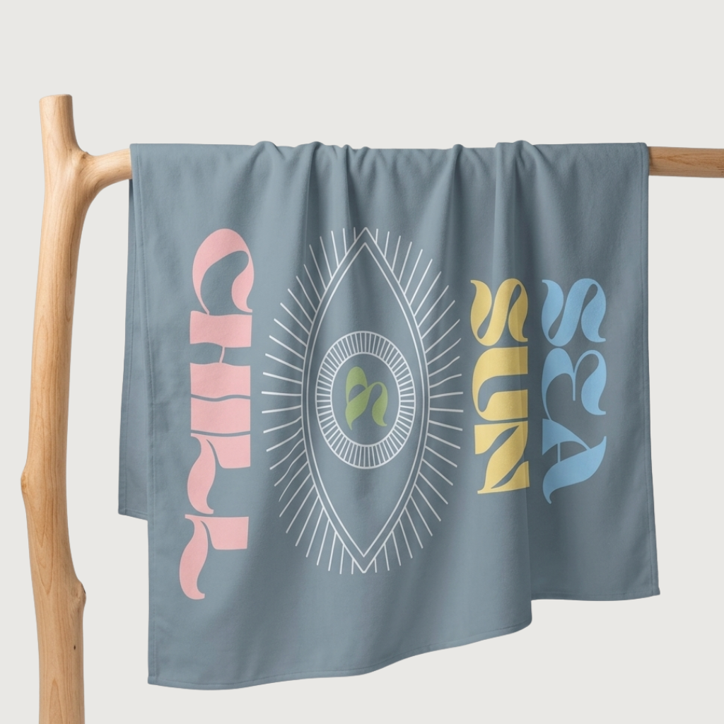 Serviette de plage bleue été motif floral avec texte Sun Sand Chill