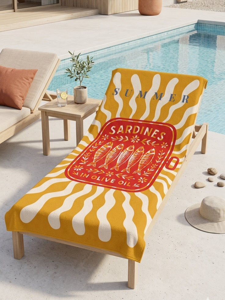 Serviette de plage de couleur jaune avec motif boîte de sardines rouge, illustration de poissons, style vintage estival et ambiance méditerranéenne.