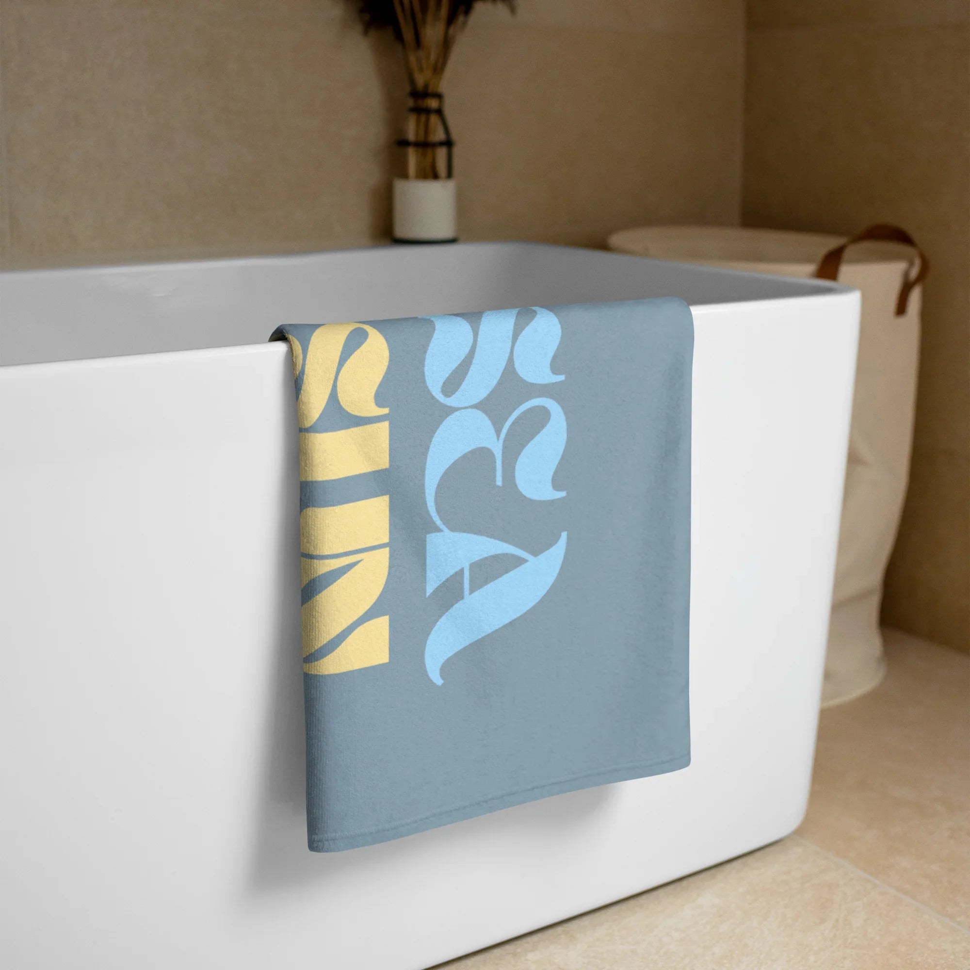 Serviette de plage bleue été motif floral avec texte Sun Sand Chill