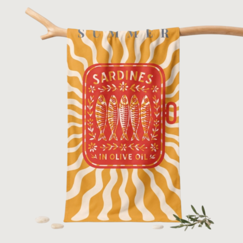 Serviette de plage de couleur jaune avec motif boîte de sardines rouge, illustration de poissons, style vintage estival et ambiance méditerranéenne.