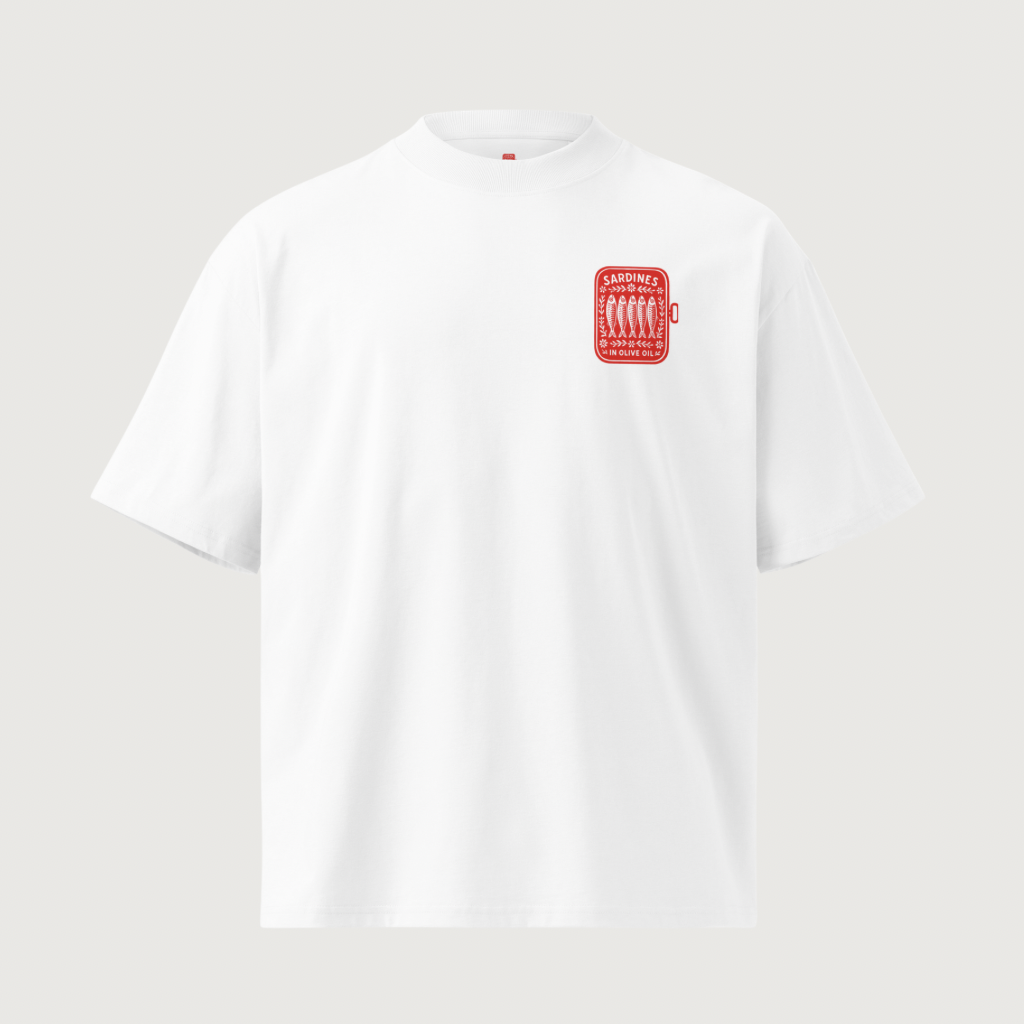 Tee-shirt blanc blanc avec un motif rouge boite de sardines sur l’emplacement de la poche avant de tee-shirt.