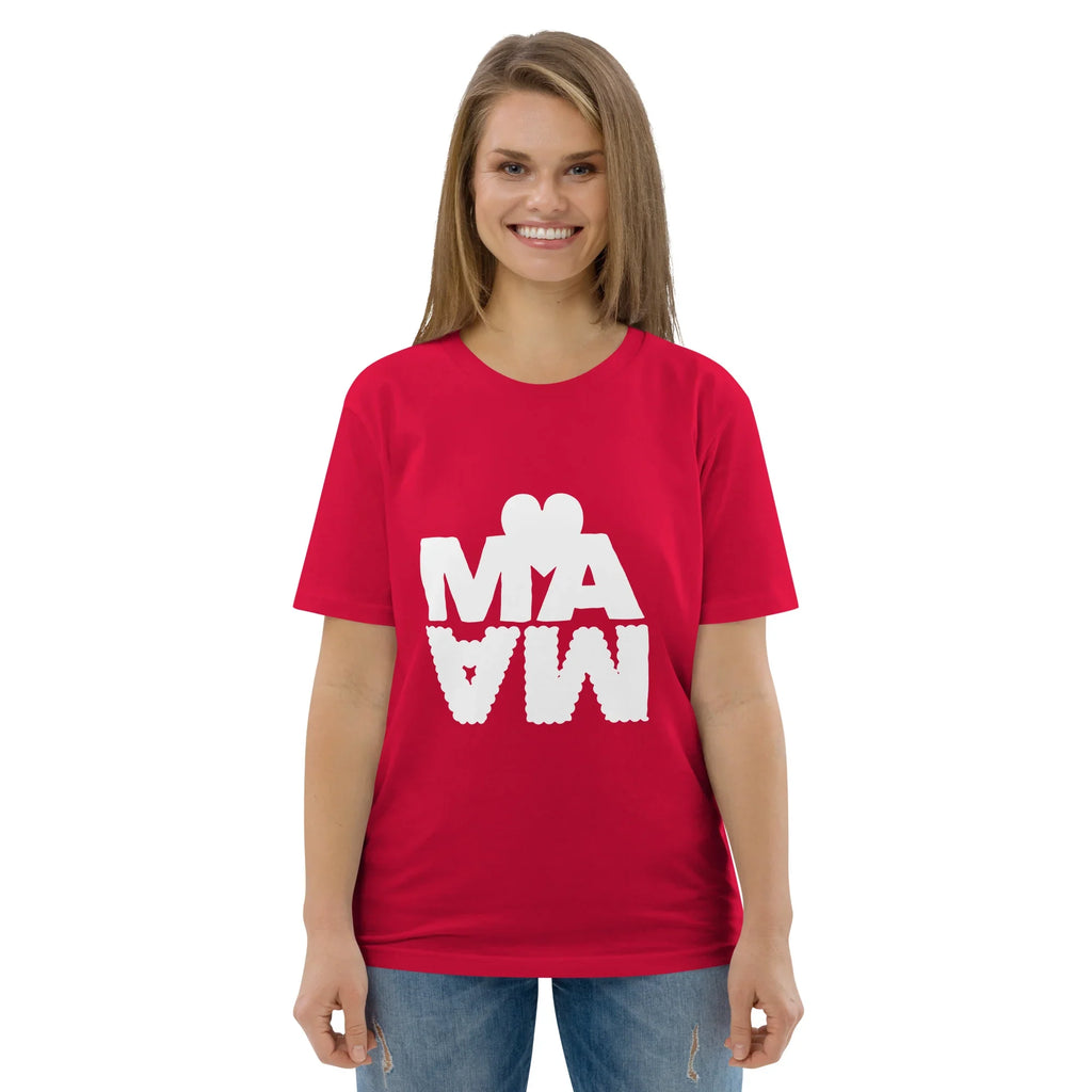 Femme portant un t-shirt unisexe rouge en coton bio avec motif blanc « MIAW » stylisé sur le devant.