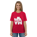 Femme portant un t-shirt unisexe rouge en coton bio avec motif blanc « MIAW » stylisé sur le devant.