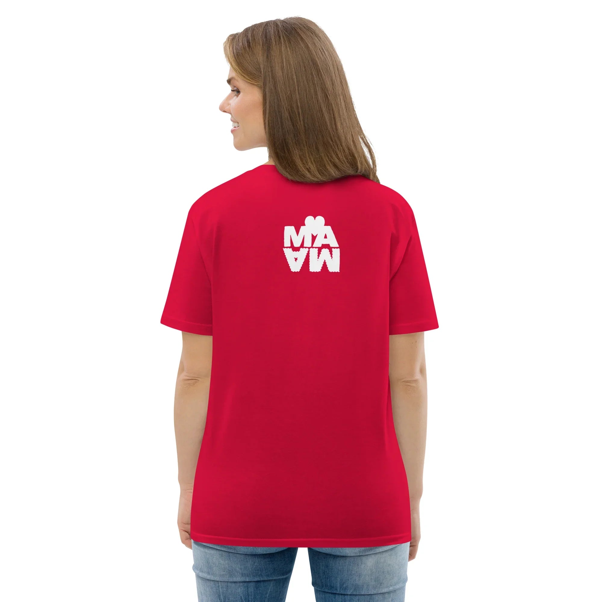 Femme portant un t-shirt rouge unisexe en coton bio avec motif blanc au dos, vue de dos.