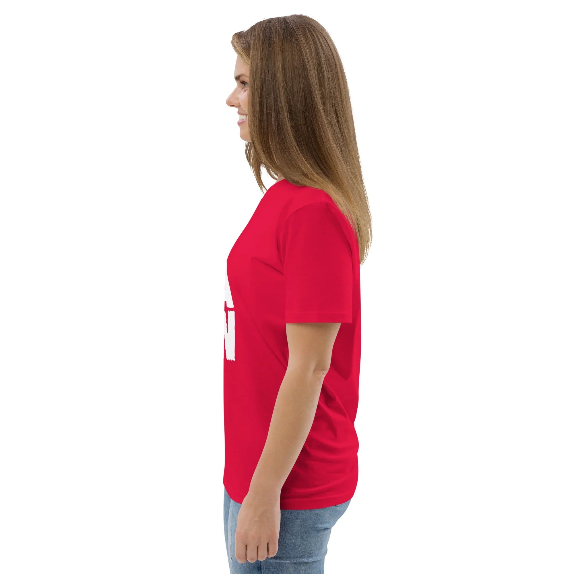 Femme portant un t-shirt unisexe rouge en coton bio, vue de profil, sur fond blanc