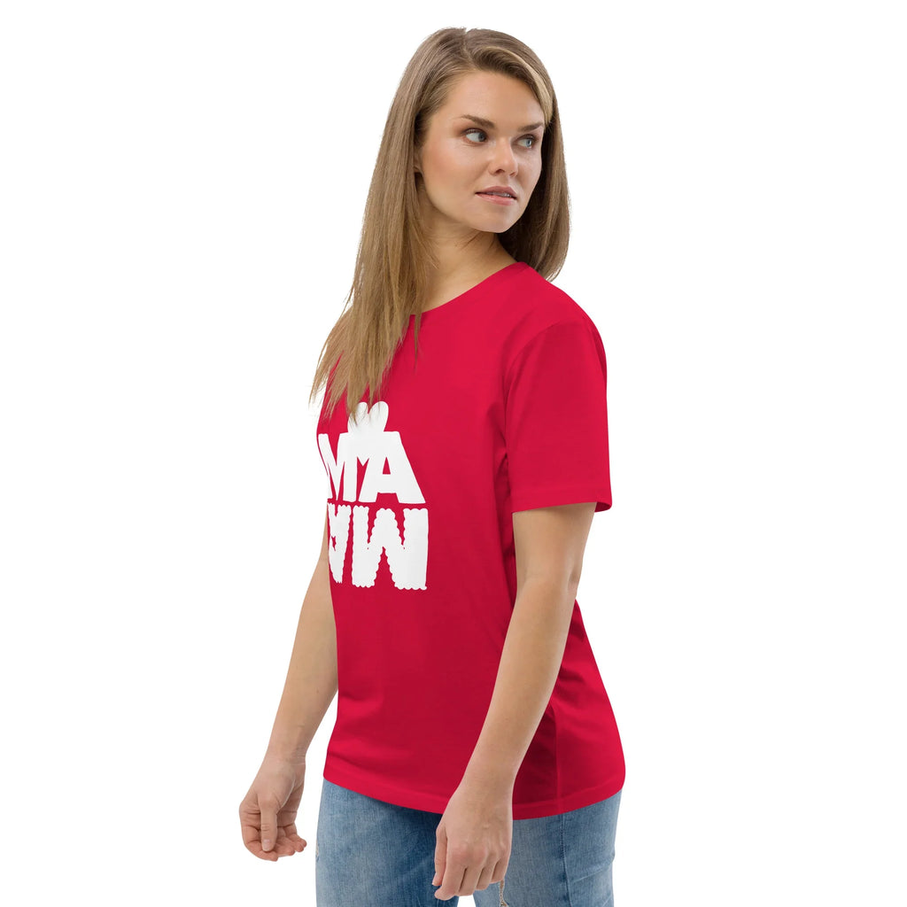 Femme portant un t-shirt unisexe rouge en coton bio avec motif blanc, vue de côté