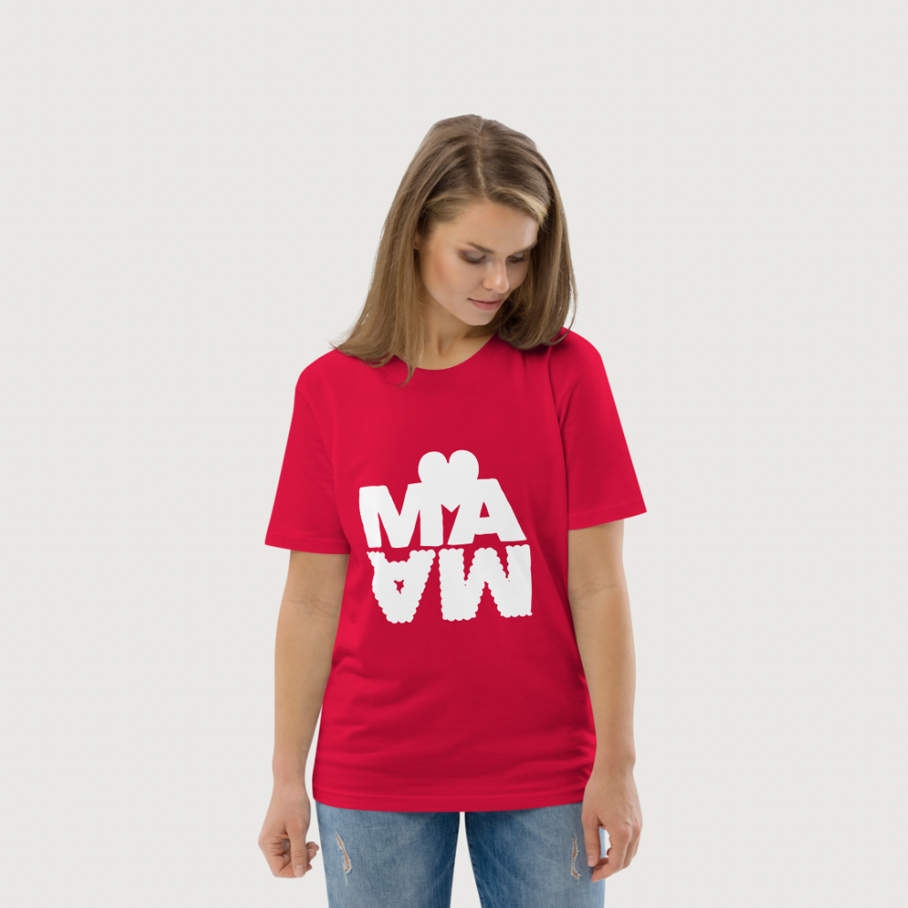 Femme portant un t-shirt rouge unisexe en coton bio avec motif blanc au dos, vue de dos.