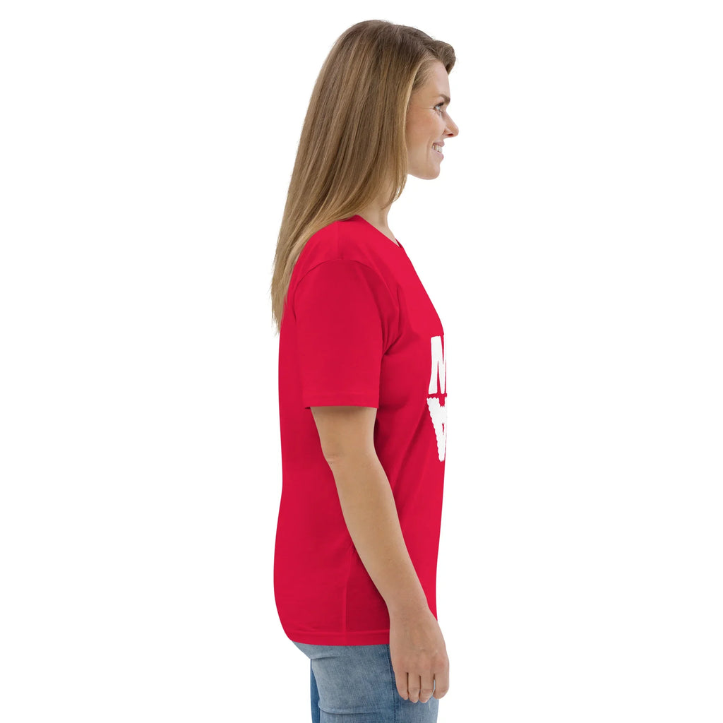T-shirt unisexe rouge en coton bio, vu de profil, porté par une femme, look décontracté
