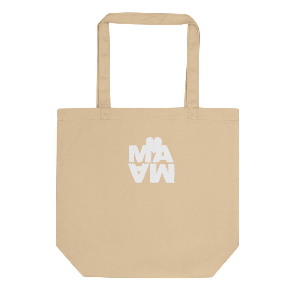 Sac cabas écologique de couleur beige sable avec l'inscription "MAMA" en lettres blanches épaisses. Le mot est stylisé avec un effet miroir vers le bas et surmonté d'un cœur blanc minimaliste. 
Design moderne et original sur fond blanc.