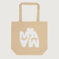 Sac cabas écologique de couleur beige sable avec l'inscription "MAMA" en lettres blanches épaisses. Le mot est stylisé avec un effet miroir vers le bas et surmonté d'un cœur blanc minimaliste. 
Design moderne et original sur fond blanc.