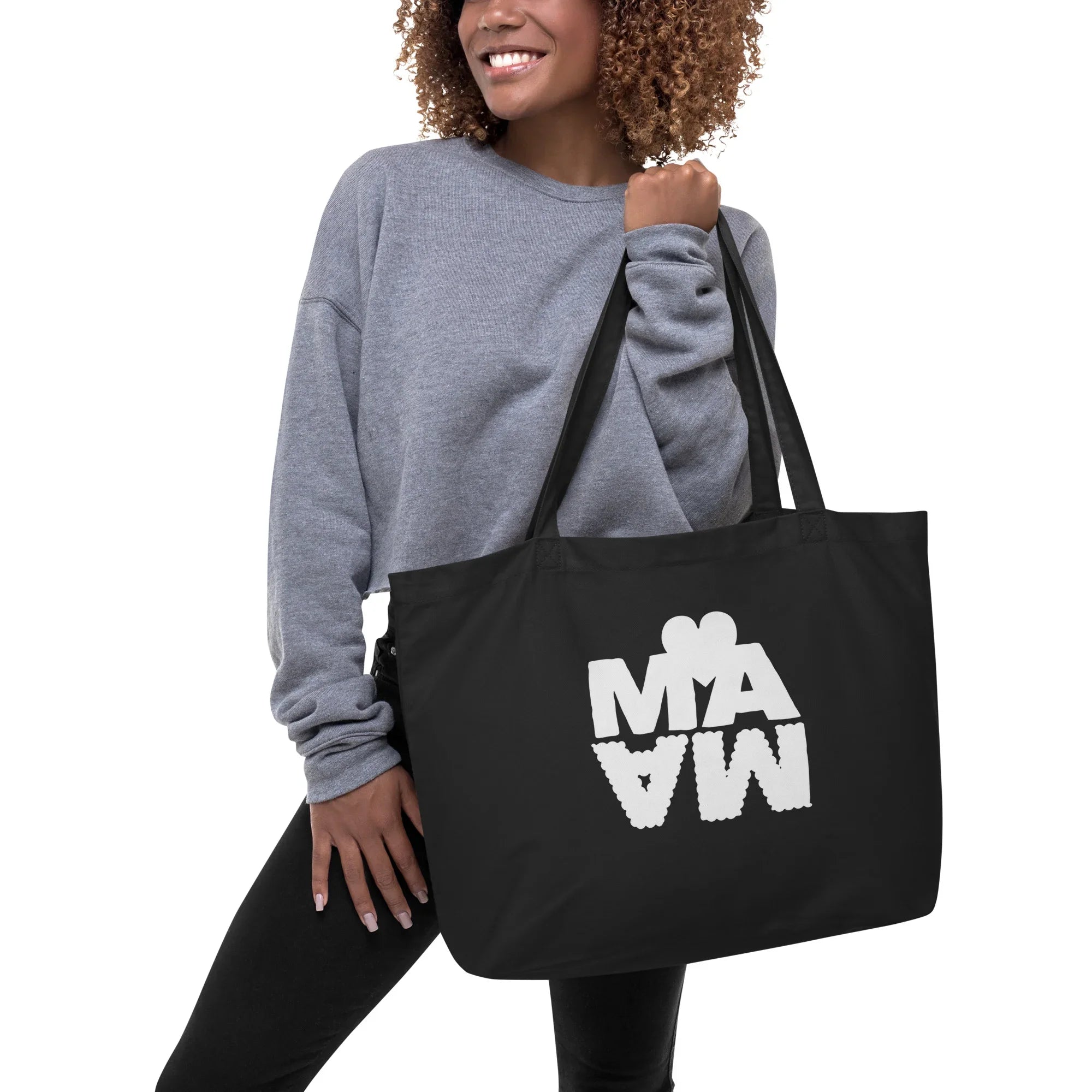 Femme portant un grand tote bag écoresponsable noir avec imprimé blanc graphique