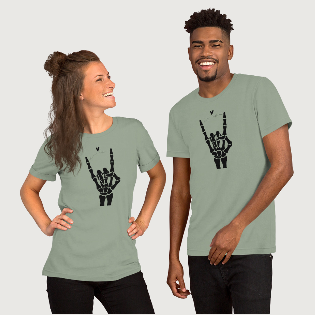 T-shirt kaki unisexe avec motif noir main squelette en forme de cœur, porté par un homme et une femme sur fond clair