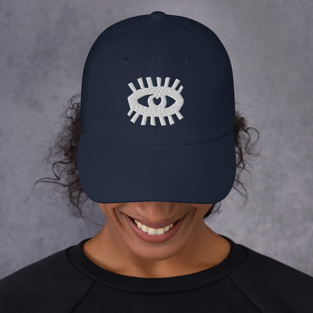 Casquette dad navy à motif œil blanc brodé, accessoire mode tendance.