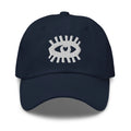 Casquette classique bleu marine avec motif œil brodé blanc original sur le devant.