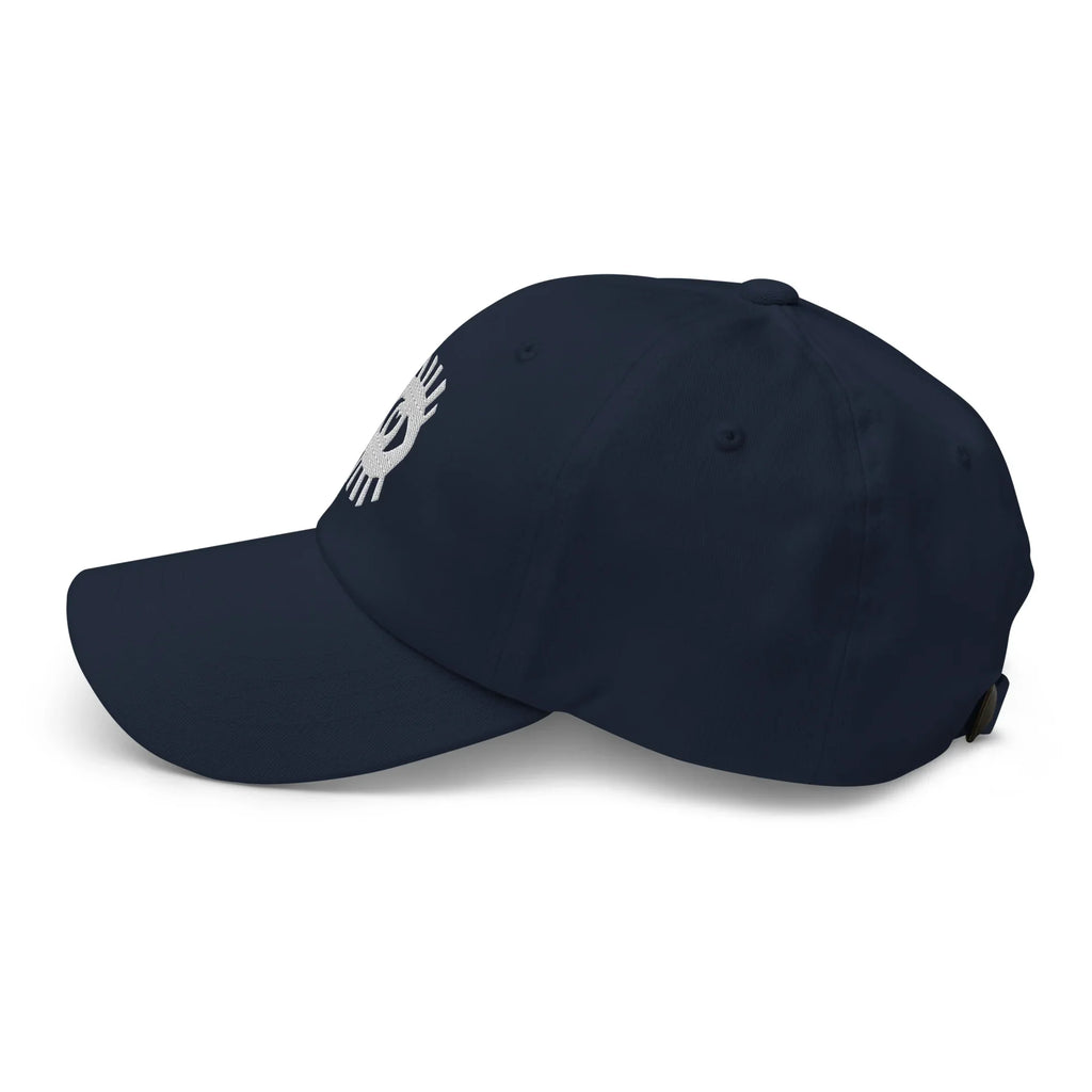 Casquette classique bleu marine avec broderie blanche graphique sur le côté gauche.