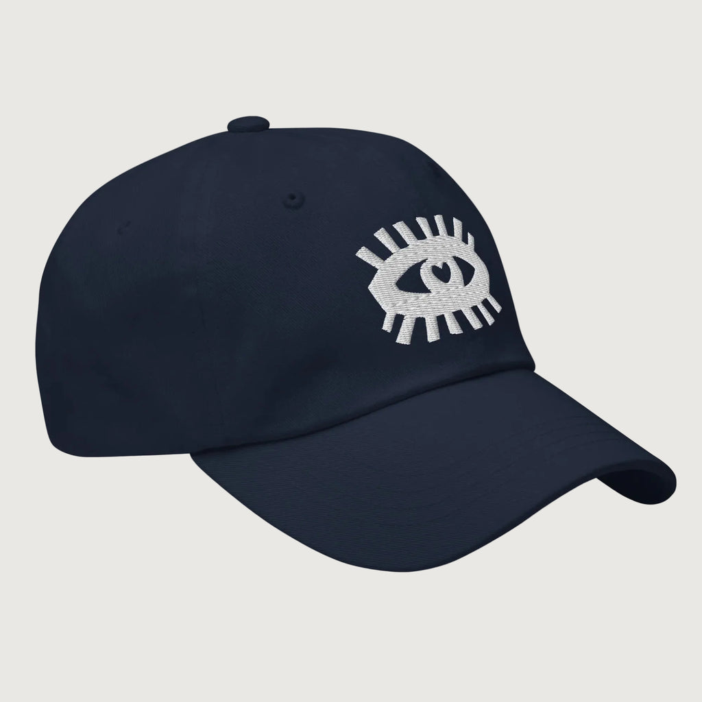 Casquette dad hat bleu marine, broderie œil blanc, accessoire tendance.