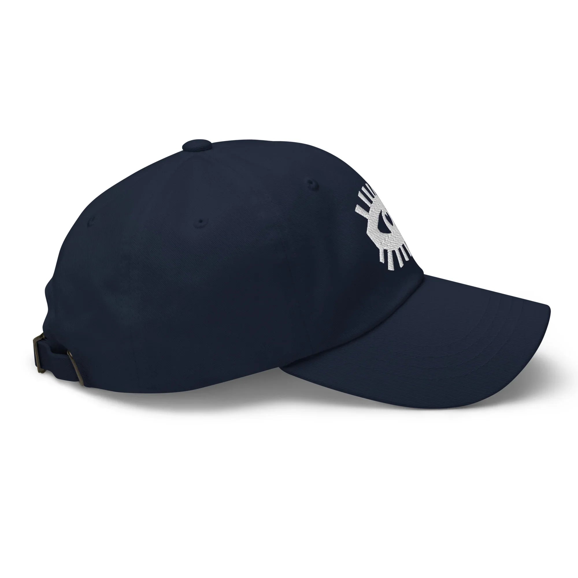 Casquette bleu marine style dad hat avec broderie œil blanc sur le côté droit.