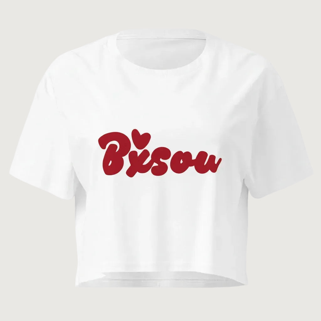 Crop-top femme de couleur blanche avec une inscription Bisou sur le devant.