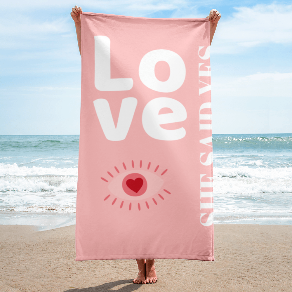 Serviette de plage rose avec inscription She Said Yes, cadeau idéal pour un EVJF chic et tendance.