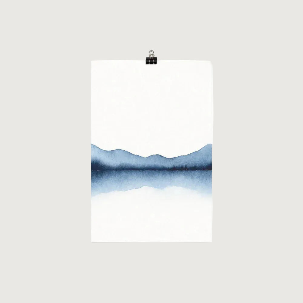 Affiche décorative paysage minimaliste montagnes bleues avec reflet sur fond blanc