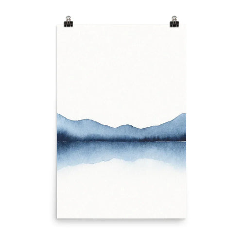 Affiche décorative aquarelle de montagnes bleues avec reflet sur un fond blanc minimaliste