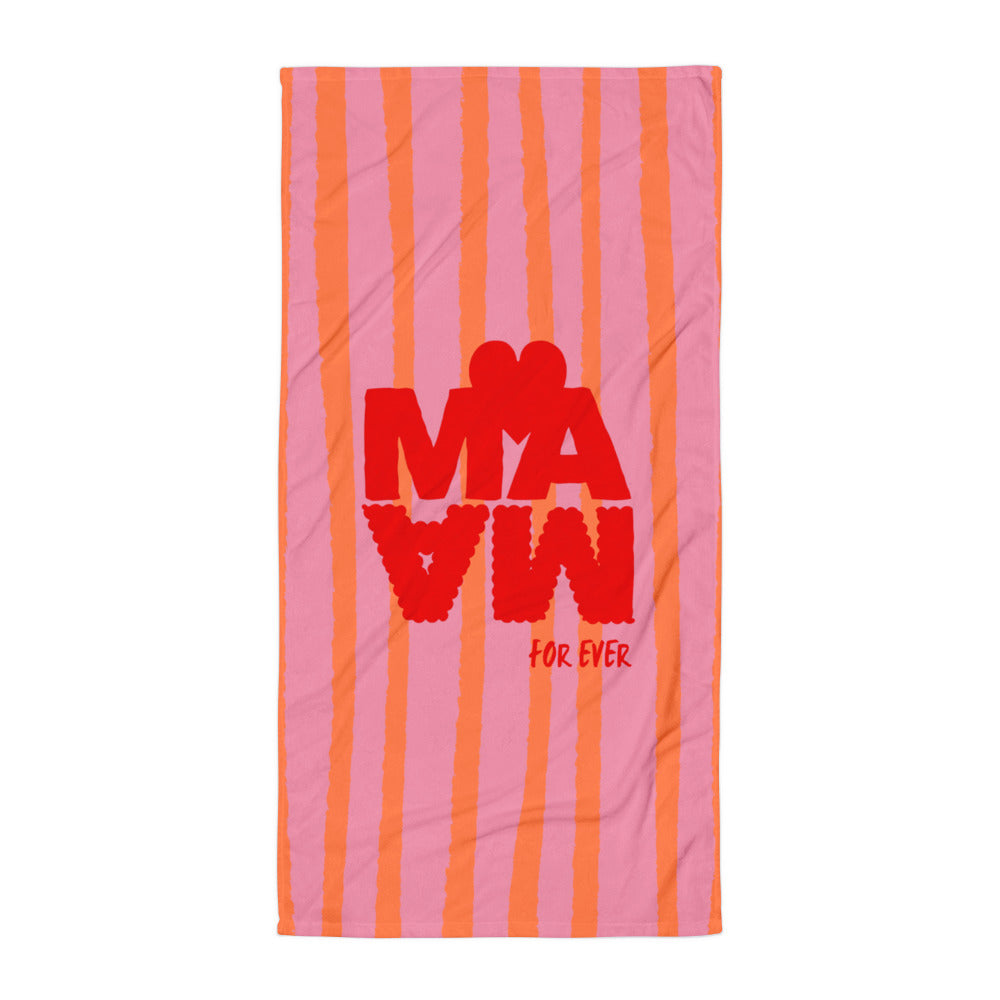 Serviette de plage rose à rayures verticales orange avec l'inscription "MAMA" en rouge et un cœur.