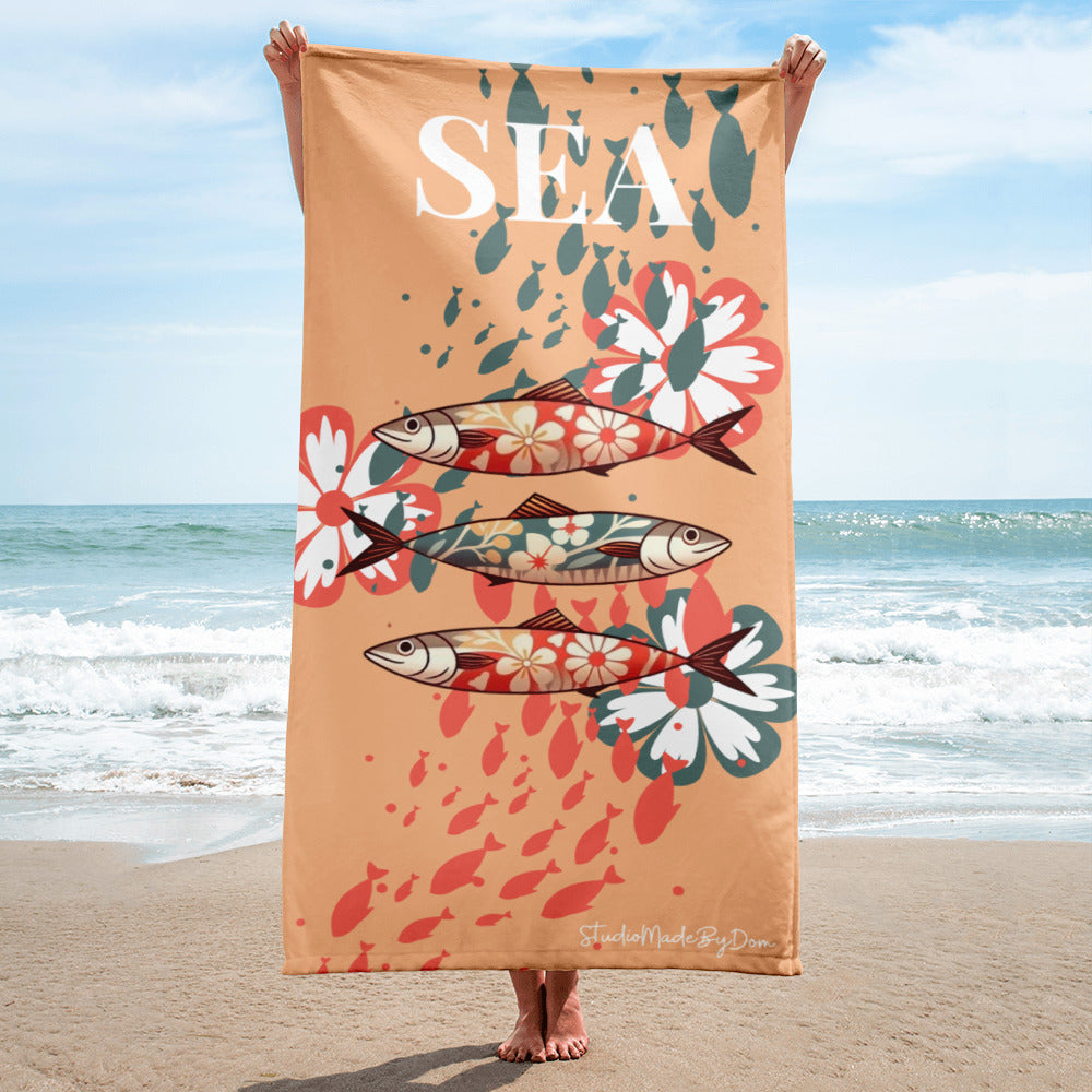 Grande serviette de bain orange avec motif poissons illustrés, fleurs exotiques et inscription SEA.