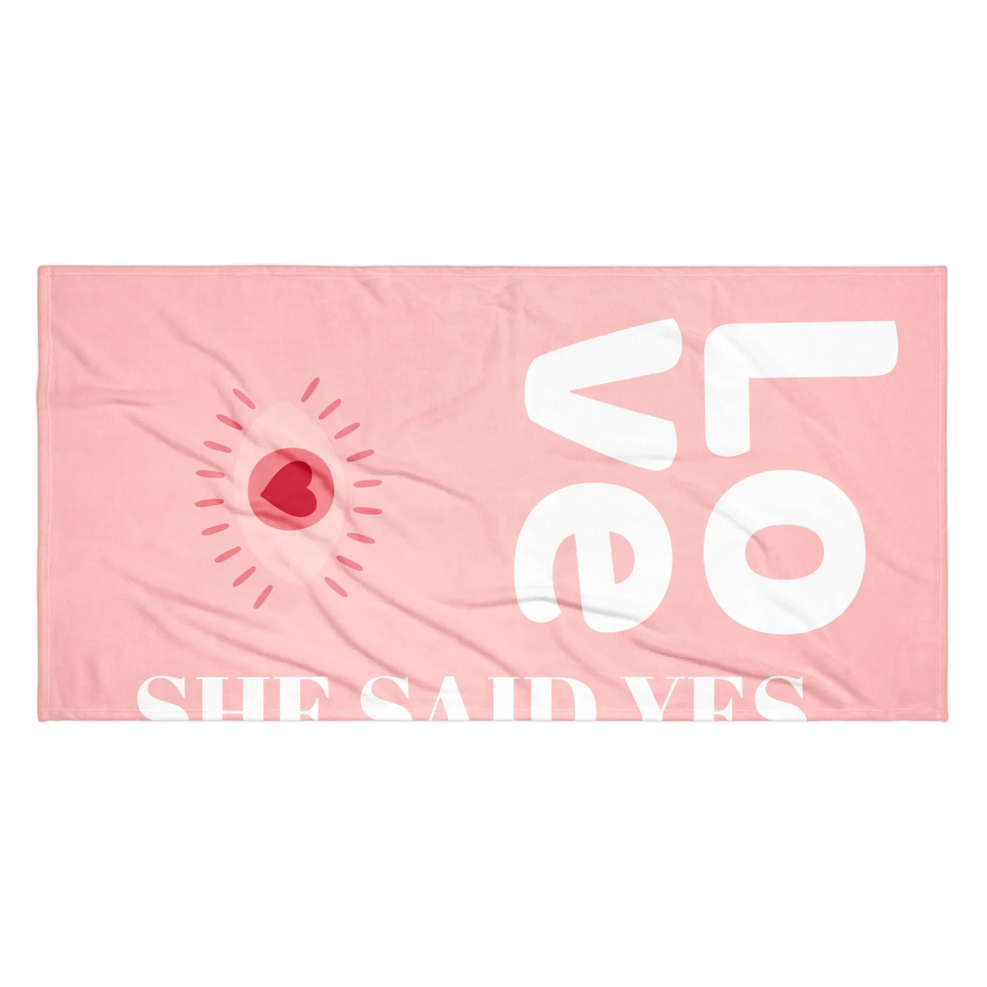 Serviette de plage rose avec inscription She Said Yes, cadeau idéal pour un EVJF chic et tendance.