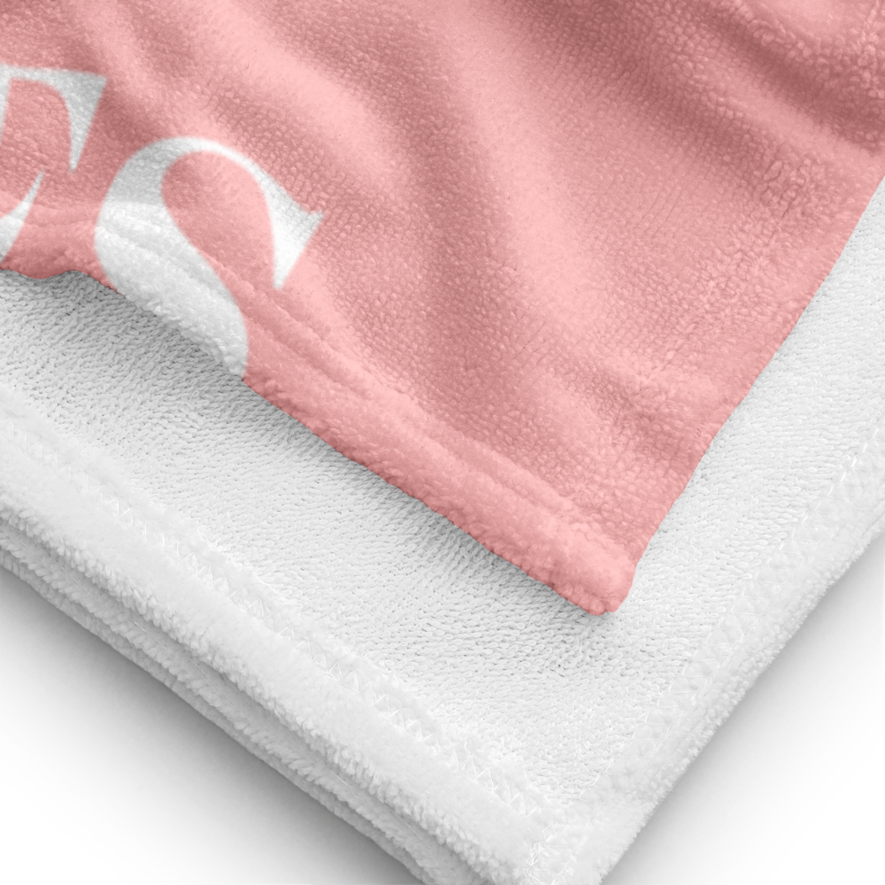 
Serviette de plage rose avec inscription She Said Yes, cadeau idéal pour un EVJF chic et tendance.