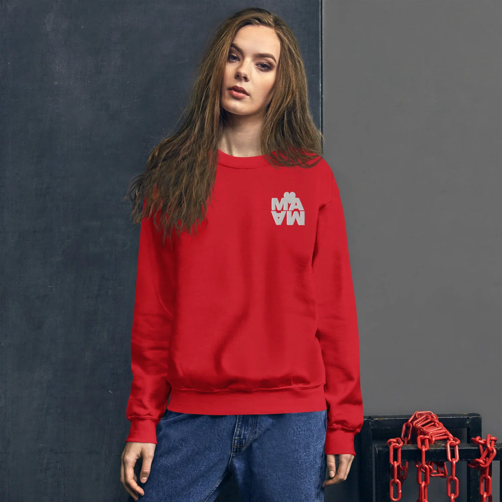 Sweatshirt unisexe rouge à col rond, motif graphique blanc, porté par une femme, style décontracté