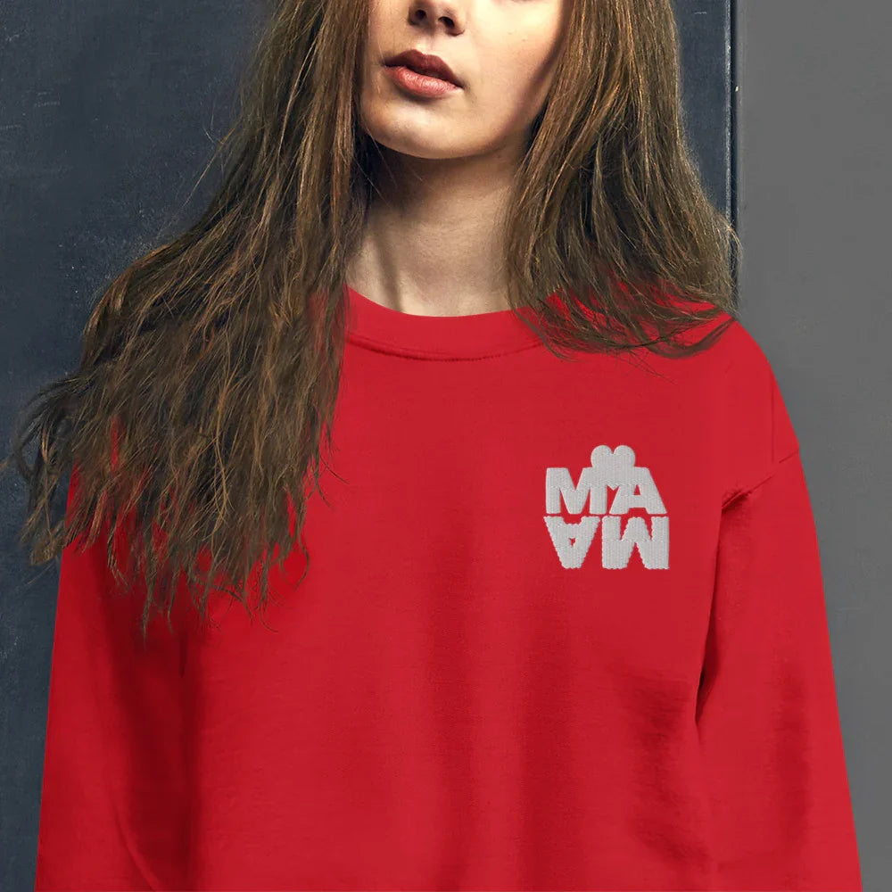Sweat-shirt unisexe rouge à col rond avec motif blanc, porté par une femme, style moderne